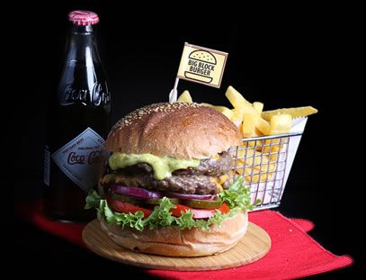 BIG BLOCK BURGER - 300 gr Hamburger Köftesi, Beyaz Hamburger Ekmeği, Marul, Turşu, Domates, Soğan, Duble Cheddar, Big Block Sos